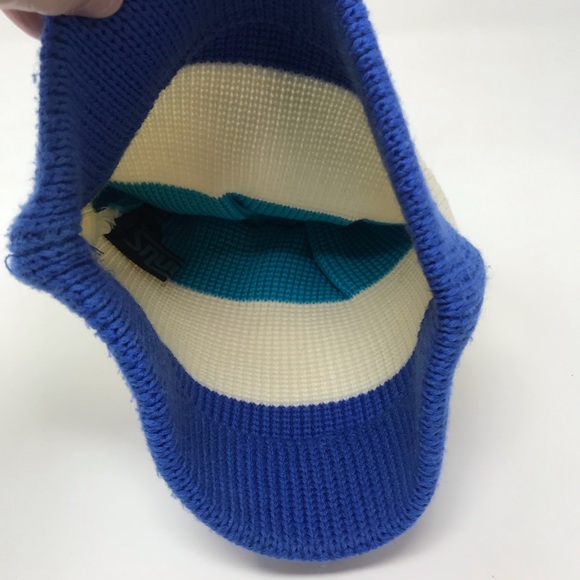 Smuggler Knitted Beanie with PomPom - Picture 2 of 9